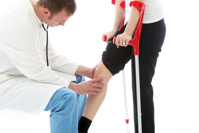 Knee inspection of the patient with knee joint arthrosis